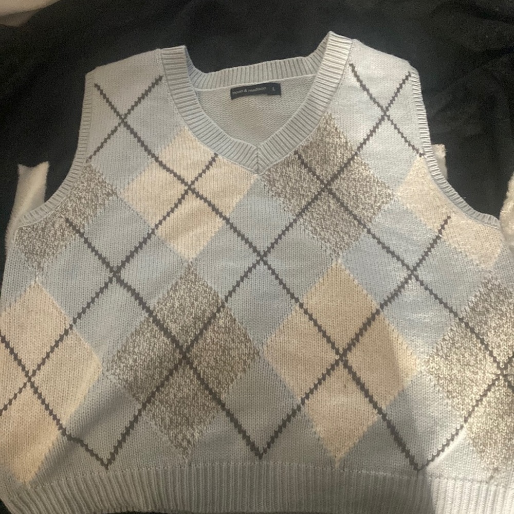 A knit sweater with no sleeve